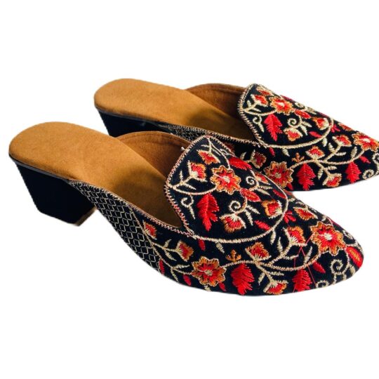 🩰 Sonia Collections™ Black Embroidered Jutti – Handmade Comfort with Floral Detailing”