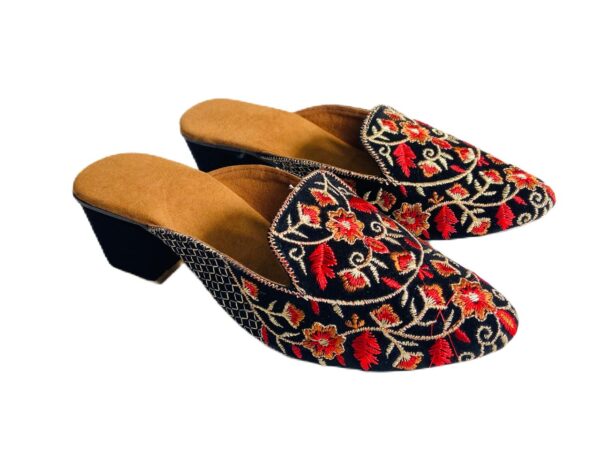 🩰 Sonia Collections™ Black Embroidered Jutti – Handmade Comfort with Floral Detailing”