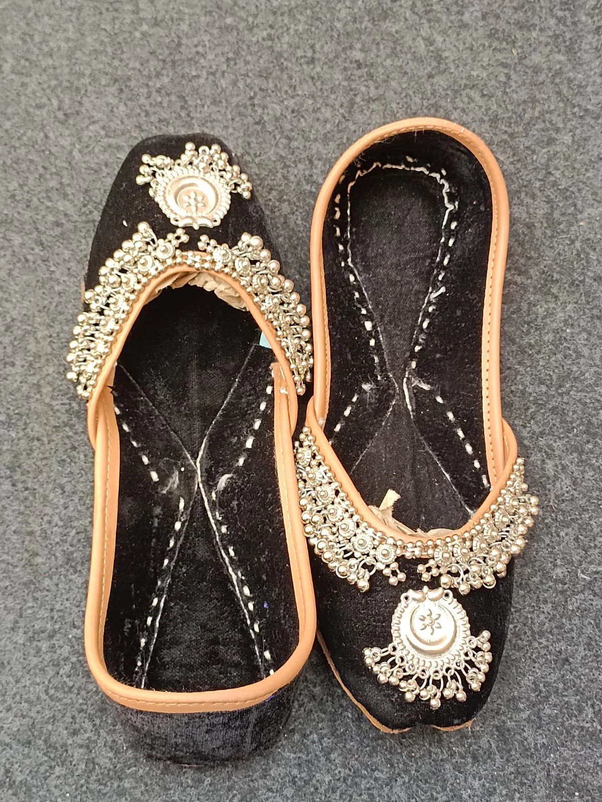 Black Embellished Indian Jutti for Women - Image 2